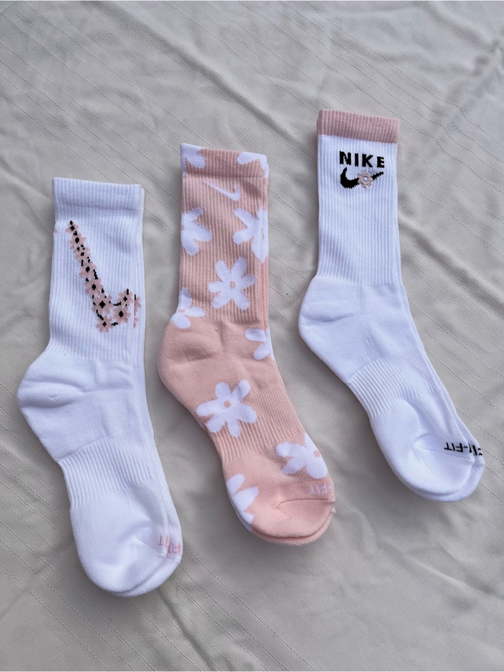 Nike Everyday Plus Dri-FIT Pink & White Floral Crew Sock Trio - Picture 14 of 15